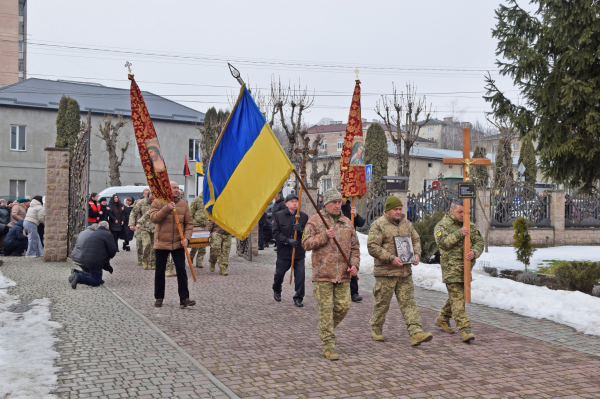 Тіло полеглого воїна Андрія Сапищука наколішки зустріли жителі Чортківщини (ФОТО)