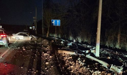 Збиті стовпи та розтрощена машина: у Бережанах сталася аварія (фото)