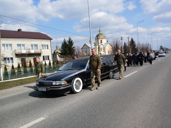 Ворожий дрон обірвав життя 43-річного Захисника: Козівська громада попрощалася з Володимиром Сломою (фото)