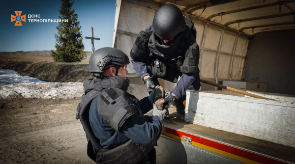 За добу на Тернопільщині сталося 10 пожеж та знешкодили вибухонебезпечний предмет (фото)