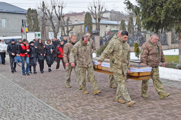 Тіло полеглого воїна Андрія Сапищука наколішки зустріли жителі Чортківщини (ФОТО)
