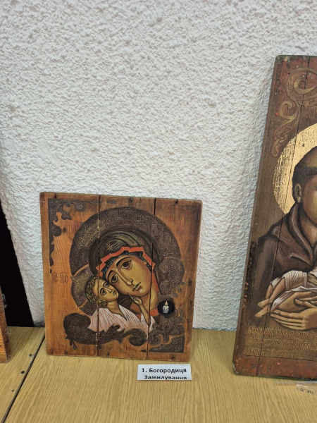 Виставка ікон Володимира Шерстія «З вірою до Перемоги» відкрилася у Заліщицькому обласному госпіталі (фото)
