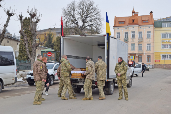 Тіло полеглого воїна Андрія Сапищука наколішки зустріли жителі Чортківщини (ФОТО)