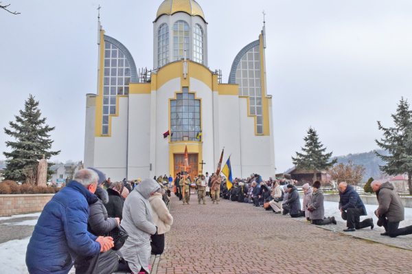 Тіло полеглого воїна Андрія Сапищука наколішки зустріли жителі Чортківщини (ФОТО)