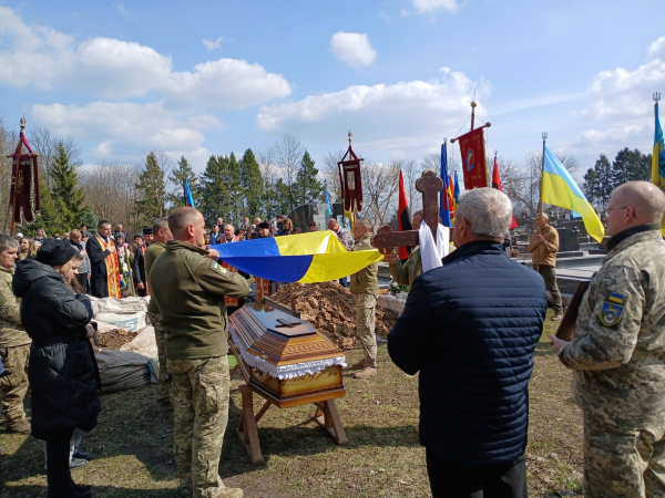 Ворожий дрон обірвав життя 43-річного Захисника: Козівська громада попрощалася з Володимиром Сломою (фото)