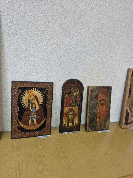 Виставка ікон Володимира Шерстія «З вірою до Перемоги» відкрилася у Заліщицькому обласному госпіталі (фото)
