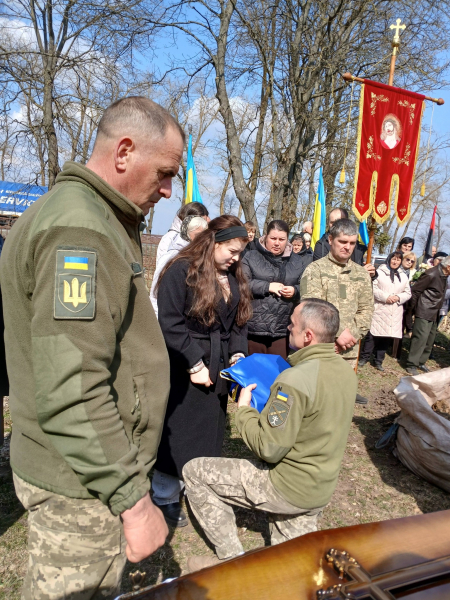 Ворожий дрон обірвав життя 43-річного Захисника: Козівська громада попрощалася з Володимиром Сломою (фото)