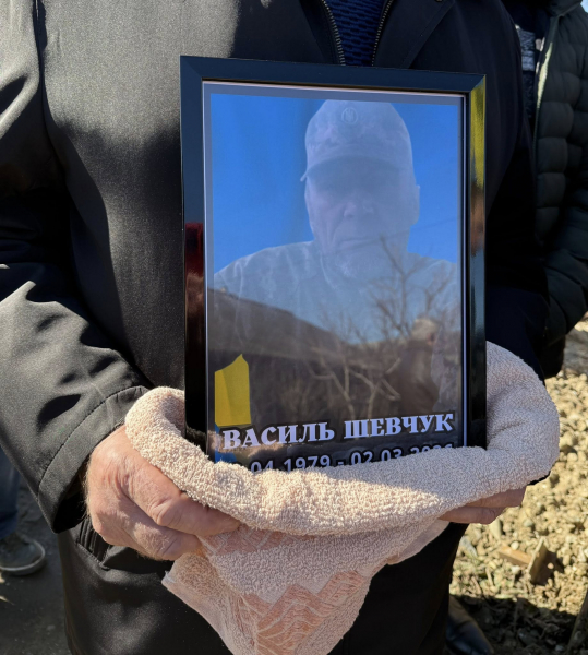 Заліщицька громада провела в останню дорогу захисника Василя Шевчука (фото)