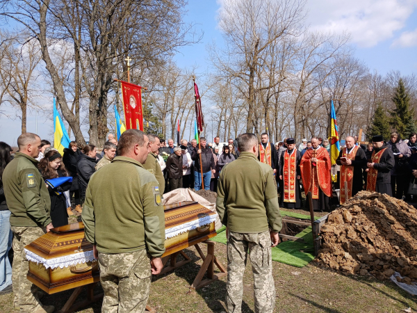 Ворожий дрон обірвав життя 43-річного Захисника: Козівська громада попрощалася з Володимиром Сломою (фото)