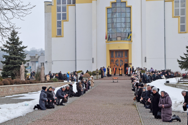 Тіло полеглого воїна Андрія Сапищука наколішки зустріли жителі Чортківщини (ФОТО)