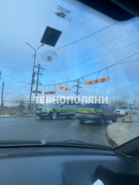 У Тернополі на «горбатому мості» вантажівка пошкодила обмежувачі руху