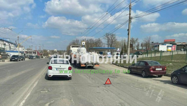 ДТП біля авторинку в Тернополі: не розминулися вантажівка та легкове авто (ФОТО)