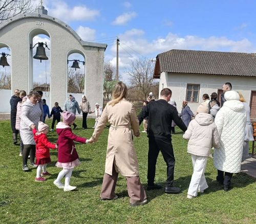Після служби на гаївки: у Романівці на Теребовлянщині зберігають Великодні традиції (відео)