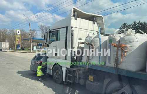 ДТП біля авторинку в Тернополі: не розминулися вантажівка та легкове авто (ФОТО)