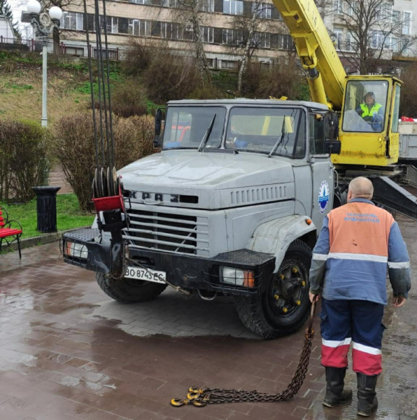 Аераційний фонтан у Тернополі готують до запуску: на дно озера опустили насоси