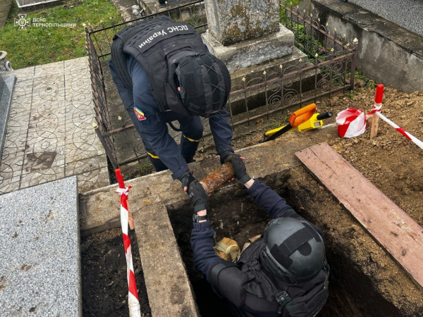 З могили у селі на Тернопільщині діставали снаряд (фото)