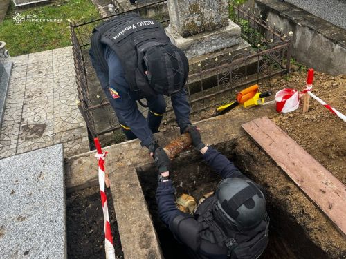 З могили у селі на Тернопільщині діставали снаряд (фото)