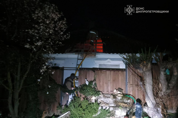 Понад 10 разів росіяни атакували три райони на Дніпропетровщині: постраждали двоє людей (фото)