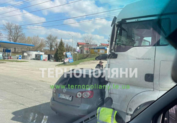 ДТП біля авторинку в Тернополі: не розминулися вантажівка та легкове авто (ФОТО)