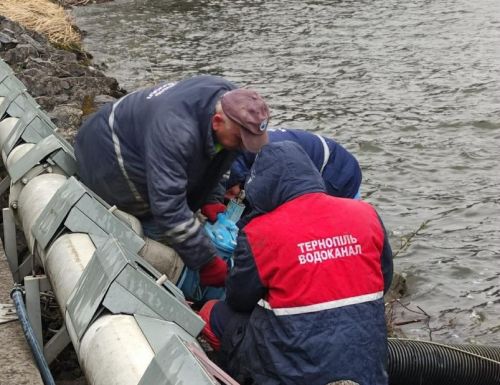 Аераційний фонтан у Тернополі готують до запуску: на дно озера опустили насоси