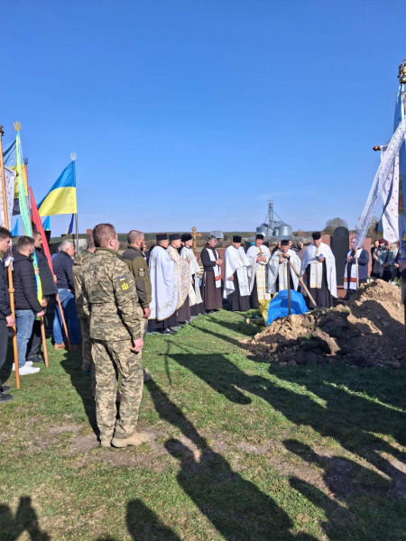 У Гусятинській громаді попрощалися з Героєм Володимиром Гургачем (фото)