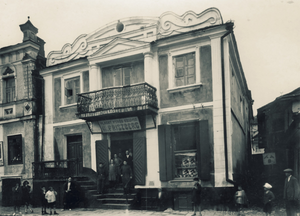 Майже 100 років: у мережі оприлюднили світлину взуттєвої фабрики у Кременці (фотофакт)