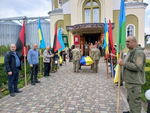У Козівській громаді попрощалися із загиблим захисником Володимиром Галунком (фото)