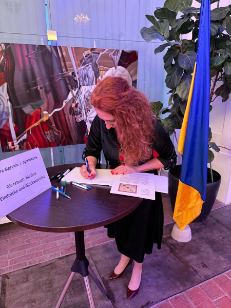 Уродженка Івано-Франківщини подарувала художнику з Тернопільщини Івану Марчуку вишиту картину його робіт (фото)