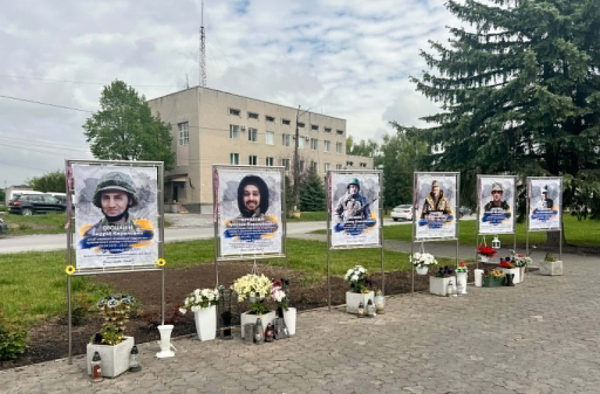 У Гусятині долучилися до акції «Вишита стрічка пам’яті» (фото)
