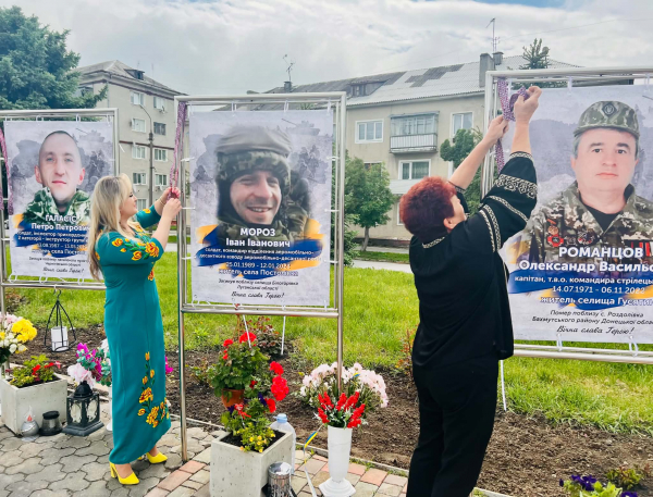 У Гусятині долучилися до акції «Вишита стрічка пам’яті» (фото)