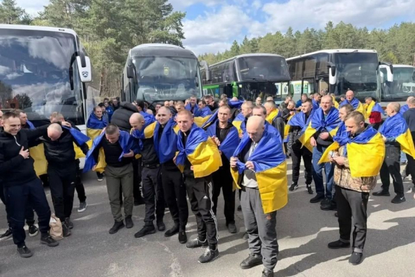 Збирається вся громада: у Шумську зустрічають воїна, який повернувся з ворожого полону (фото)