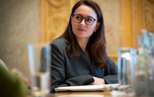 Для усіх жінок Уряд скасував обмеження на виїзд за кордон
