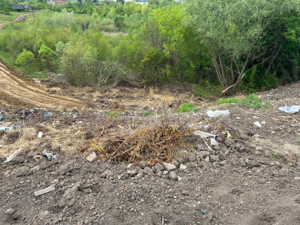 У Підгайцях навпроти приміщення гімназії місцеві жителі організували стихійне сміттєзвалище (фото)