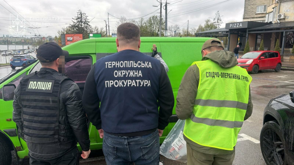 Викинути старий телефон і чекати «волонтерку»: на Тернопільщині викрили схему втечі за $10 тисяч (фото)