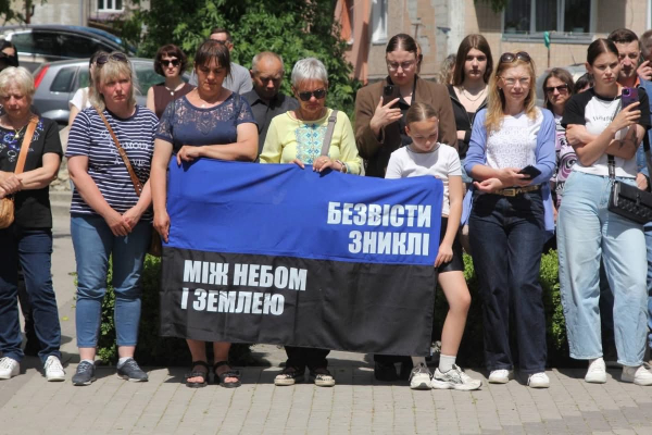 «Між небом і землею»: у Збаражі встановили прапори на підтримку зниклих безвісти та полонених воїнів (ФОТО)