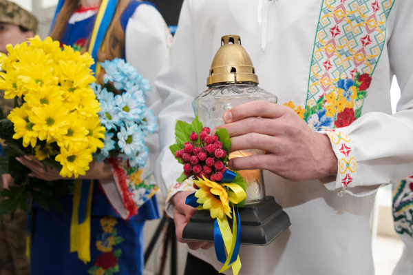 У ЗУНУ до Дня Героїв провели патріотичну акцію та відкрили виставку «Горизонти надії» (фото)