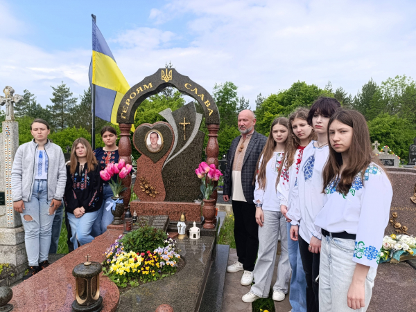 У Лошнівській ЗОШ провели акцію «Вишита стрічка пам’яті» (фото)
