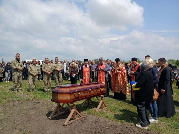 У Козівській громаді попрощалися із загиблим захисником Володимиром Галунком (фото)