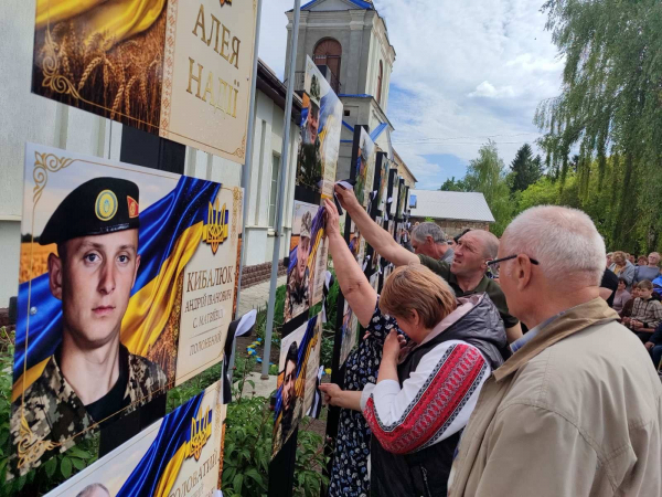 У Великих Дедеркалах відкрили Алею Надії для родин полонених і зниклих безвісти захисників (фото)