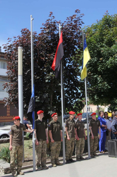 «Між небом і землею»: у Збаражі встановили прапори на підтримку зниклих безвісти та полонених воїнів (ФОТО)