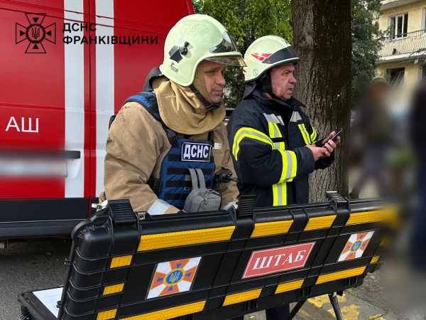 ДСНС: на Франківщині внаслідок атаки рф виникла пожежа у багатоповерхівці та пошкоджено будинки (фото, відео)