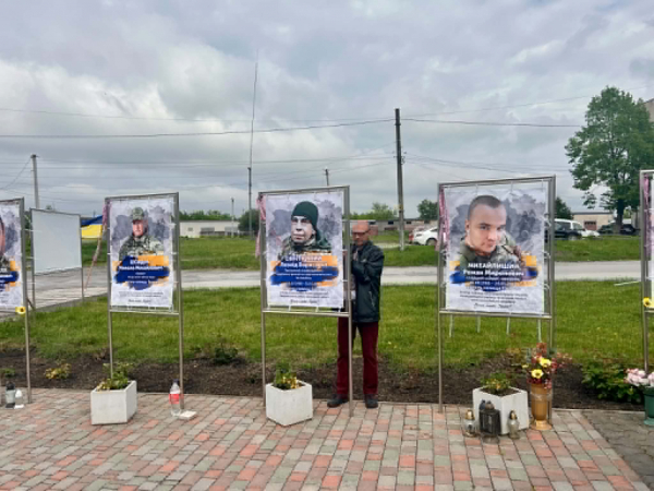 У Гусятині долучилися до акції «Вишита стрічка пам’яті» (фото)
