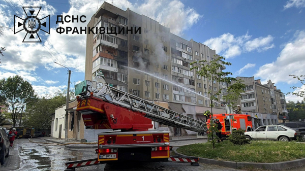 ДСНС: на Франківщині внаслідок атаки рф виникла пожежа у багатоповерхівці та пошкоджено будинки (фото, відео)