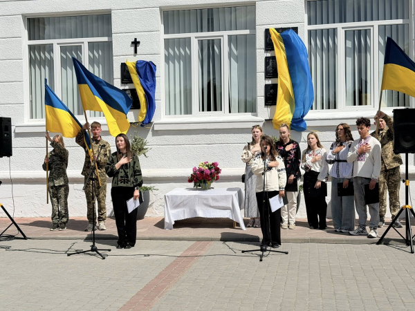 Пам’ять, викарбувана в камені: в Теребовлі встановили меморіальні дошки п’ятьом полеглим випускникам ліцею