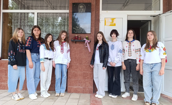 У Лошнівській ЗОШ провели акцію «Вишита стрічка пам’яті» (фото)