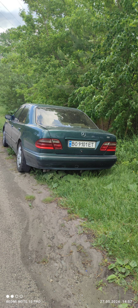 У Байківцях виявили покинутий Mercedes: власника шукають (фото)