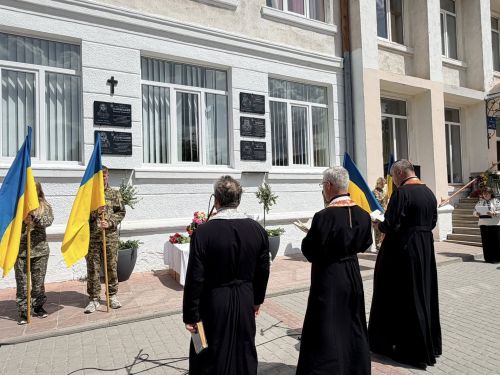 Пам’ять, викарбувана в камені: в Теребовлі встановили меморіальні дошки п’ятьом полеглим випускникам ліцею