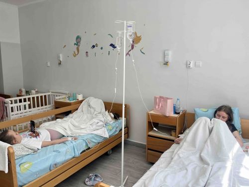 21 дитина захворіла: школярі з Тернополя масово отруїлися під час відпочинку в елітному готелі Буковелю (фото)