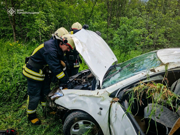 Авто перекинулося у кювет: в Романівці потерпілим допомагали рятувальники (ФОТО)