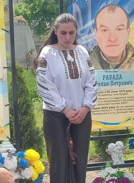 У Гримайлові вшанували полеглих героїв акцією з вишитими стрічками (фото)